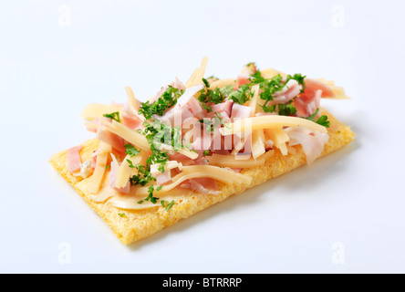 Fette biscottate con prosciutto e formaggio topping Foto Stock