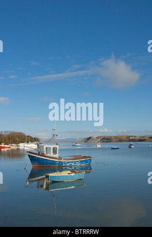 Barche ormeggiate nel canale Walney, tra Barrow-in-Furness e Walney Island, Cumbria, England Regno Unito Foto Stock