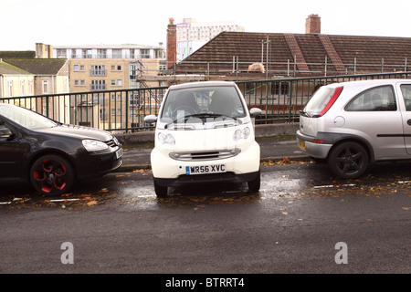 Smart Auto parcheggiate lateralmente perpendicolare su nella baia di parcheggio sulla collina di Stokes Croft Bristol Foto Stock