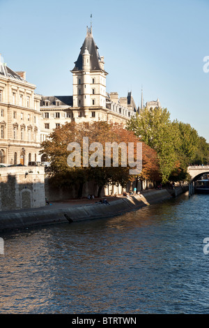 Torre sud-ovest del decimo secolo Conciergerie prigione & Quai des Orfevres sulla Ile de la Cite su un bel giorno di autunno caldo Paris Foto Stock