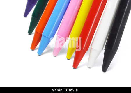 Ravvicinata di una matita colorata matite in piedi su sfondo bianco Foto Stock