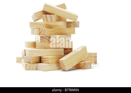 Pila di blocchi di legno su sfondo bianco Foto Stock