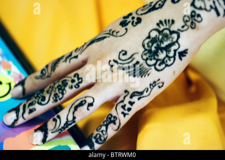 Giovani Musulmani promessa sposa ha elaborato henna designs dipinta su le braccia e le mani con la sua ragazza musulmana amico prima del suo matrimonio Foto Stock