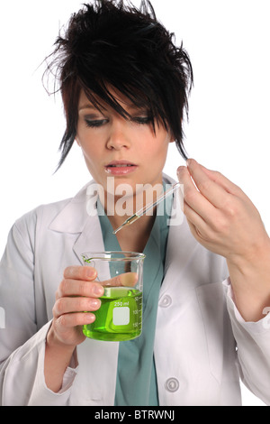 Donna in laboratorio camice da laboratorio con pallone di contenimento e pipettare isolate su sfondo bianco Foto Stock