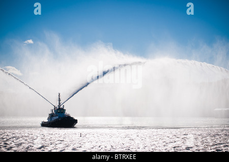 Un rimorchiatore di estinzione nel porto di Halifax, Nova Scotia. Foto Stock