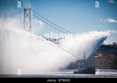 Un rimorchiatore di estinzione nel porto di Halifax, Nova Scotia. Foto Stock