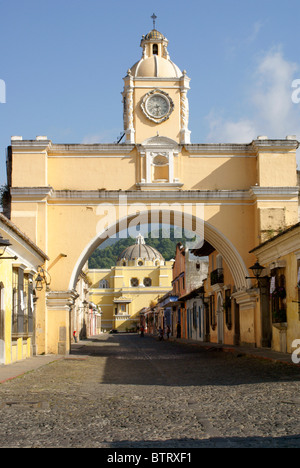 L'Arco de Santa Catarina o Arco di Santa Caterina a Antigua, Guatemala. Antigua è un sito patrimonio mondiale dell'UNESCO. Foto Stock