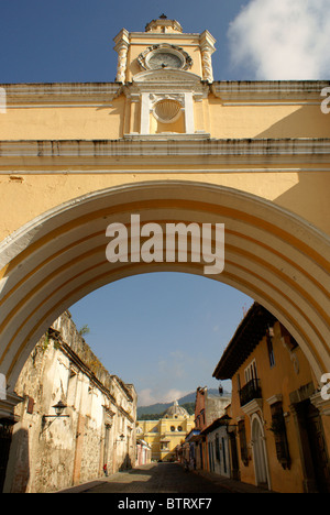 L'Arco de Santa Catarina o Arco di Santa Caterina a Antigua, Guatemala. Antigua è un sito patrimonio mondiale dell'UNESCO. Foto Stock