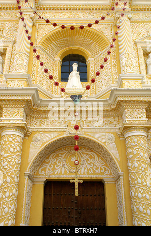 Particolare della facciata barocca di La Merced chiesa in Antigua, Guatemala. Antigua è un sito patrimonio mondiale dell'UNESCO. Foto Stock
