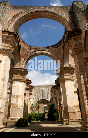 Rovine della spagnola Cattedrale coloniale di Antigua, Guatemala. Antigua è un sito patrimonio mondiale dell'UNESCO. Foto Stock