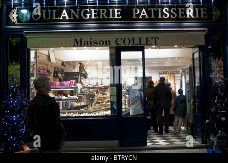 Stagione di Natale, pane per l'acquisto di persone, facciate dei negozi, panificio francese, Boulangerie, Pasticceria davanti al negozio, vetrate illuminate di notte ('Collet di collegamento') Foto Stock