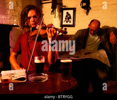 Lettore di violino, Belfast, Irlanda, la musica tradizionale irlandese Foto Stock