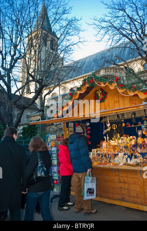 Parigi, Francia, lo Shopping di Natale, il giovane al tradizionale Mercato di Natale, 'Saint Germain des Prés' chiesa Foto Stock