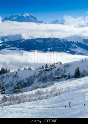 Mont Blanc piste da sci e a valle come visto da Combloux le Alpi francesi Foto Stock