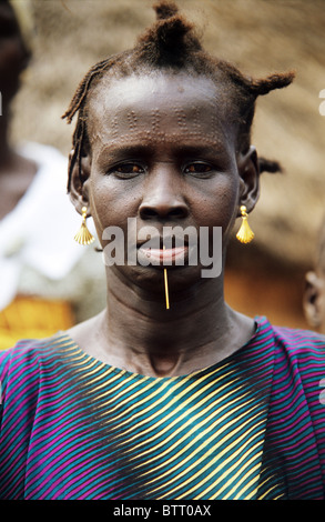 Ritratto di una donna Nuer. Foto Stock