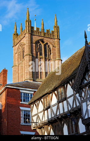 Ludlow - guardando verso St Laurence chiesa da Broad Street Foto Stock