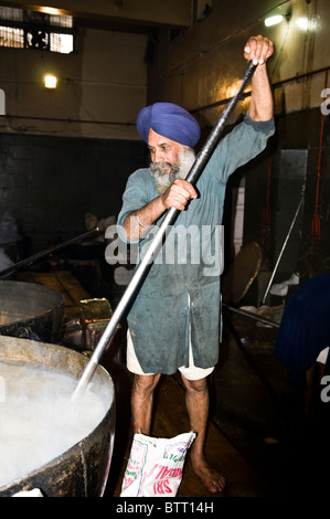 Un grande piatto di lenticchie nella cucina del tempio d'oro in Amristar. Foto Stock