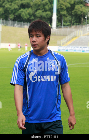 Sport, calcio, Bundesliga, 2010/2011, amichevole 2010, Bayer 04 Leverkusen contro FC Schalke 04 4:0, Stadio am Zoo a Wuppertal, Junmin Hao (S04) Foto Stock