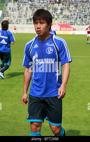 Sport, calcio, Bundesliga, 2010/2011, amichevole 2010, Bayer 04 Leverkusen contro FC Schalke 04 4:0, Stadio am Zoo a Wuppertal, Junmin Hao (S04) Foto Stock