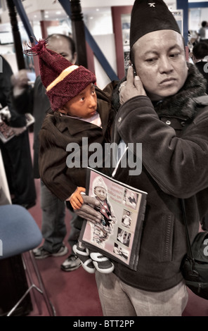 Mondi più piccolo uomo Khagendra Thapa Magar dal Nepal in occasione di una visita al World Travel Market London REGNO UNITO Foto Stock