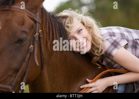 Giovane donna su un cavallo Foto Stock