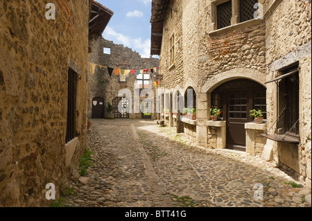 Strada di ciottoli, medievale della città murata di PEROUGES, Francia Foto Stock