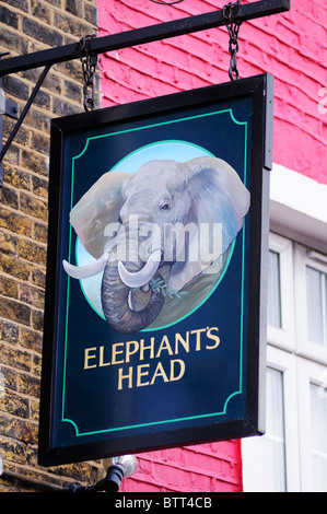 Gli elefanti Head Pub segno, Camden High Street, Camden Town, Londra, Inghilterra, Regno Unito Foto Stock