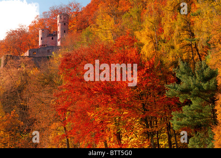 Germania, Odenwald: Castello Schadeck circondato della foresta di autunno in Neckarsteinach Foto Stock