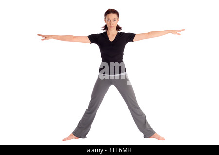 Montare la giovane donna facendo esercizi yoga guerriero chiamato (nome sanscrito: Virabhadrasana), isolati su sfondo bianco. Foto Stock