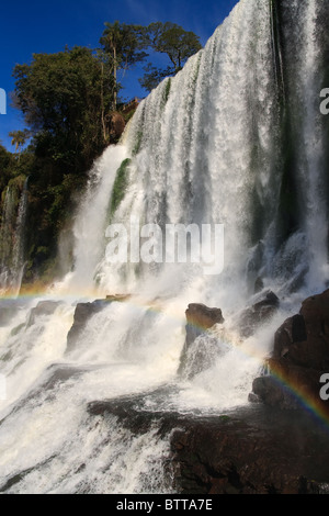 Iguassu Falls è la più grande serie di cascate sul pianeta, che si trova in Brasile, Argentina e Paraguay Foto Stock