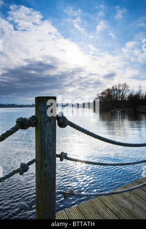 Vista della riva sud del Lough Neagh dal molo a Oxford Isola Centro Visitatori, County Down, Irlanda del Nord Foto Stock