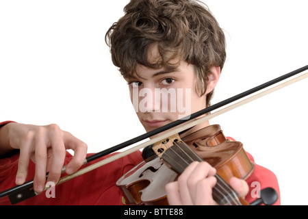 Adolescente suona il violino isolato su bianco puro Foto Stock