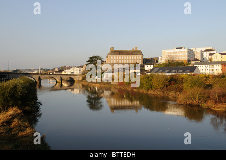 Carmarthen Town dal ponte Cynnwr su un inizio autunno mattina Carmarthenshire Galles Cymru REGNO UNITO GB Foto Stock