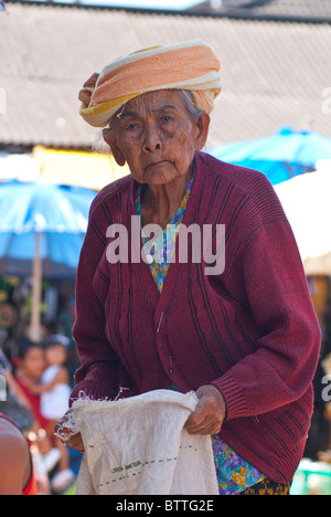 Vecchia donna in Ubud' s mercato, Bali, Indonesia Foto Stock