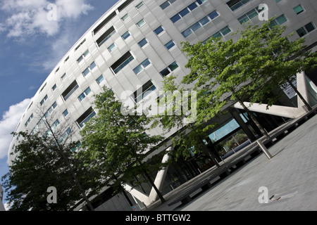 Albion Riverside, qui visto da sud ovest area dell'edificio in Hester strada su un luminoso giorno bello. Foto Stock