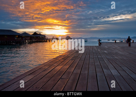 Romantico tramonto visto da Sipadan Water Village Resort a Pulau Mabul, Malaysia Foto Stock