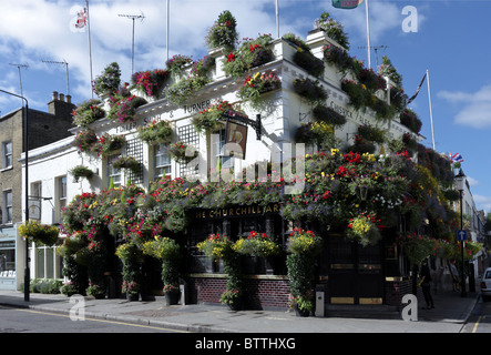 Il Churchill bracci in Kensington Church Street, offrendo un'atmosfera nostalgica e buone vendite. Foto Stock