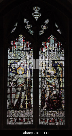 Una finestra di vetro colorato da C E Kempe & Co. che raffigurano santi Giorgio e Michael Foto Stock