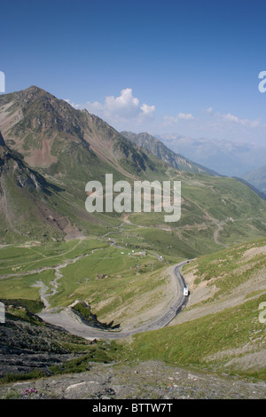 Vista dal Col du Tourmalet verso Luz-Saint-Sauveur in estate Foto Stock