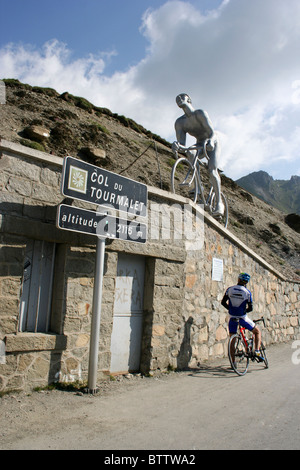 Un ciclista guarda fino all'Ottava Lapize statua commemorativa sul Col du Tourmalet nei Pirenei, Francia Foto Stock