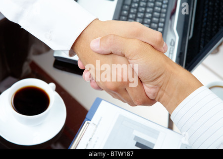 Foto di handshake di partner commerciali dopo la sorprendente deal Foto Stock