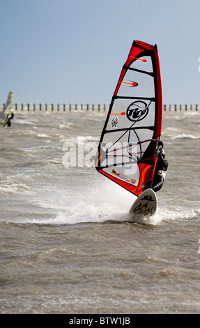 Windsurf rendendo più di venti forti nell'estuario del Tamigi, Essex, Regno Unito. Foto Stock