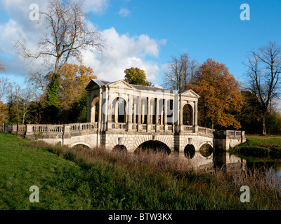 Autunno a ponte bPalladin, in Stowe giardini paesaggistici e Buckingham, Bucks, Regno Unito Foto Stock