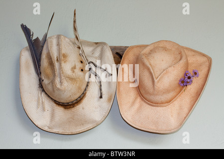 I suoi cappelli da cowboy appeso alla parete Foto Stock