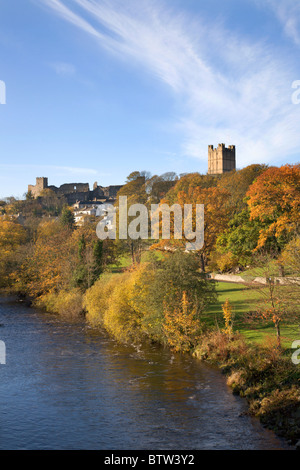 Richmond Castle e Swale dal ponte della Stazione Nord Yorkshie Inghilterra Foto Stock
