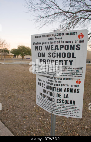 Sign in inglese e spagnolo presso Lyndon Baines Johnson (LBJ) High School avverte di un divieto contro le armi sulla scuola Foto Stock