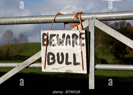 7.11.2010 Fate attenzione al segno di Bull appeso su una porta di campo Foto Stock