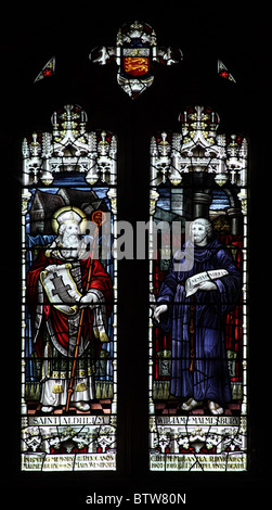 Una delle vetrate colorate raffiguranti San Aldhelm e William di Malmesbury, Malmesbury Abbey, Wiltshire Foto Stock