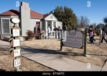 Gruppo di Tour entra nella casa d'infanzia di ex presidente degli Stati Uniti George Bush nel Midland, Texas. Foto Stock