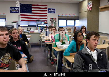 Studenti e studentesse guarda Barack Obama inaugurazione in TV durante la classe in un Midland, Texas, high school a gennaio 20, 2009. Foto Stock